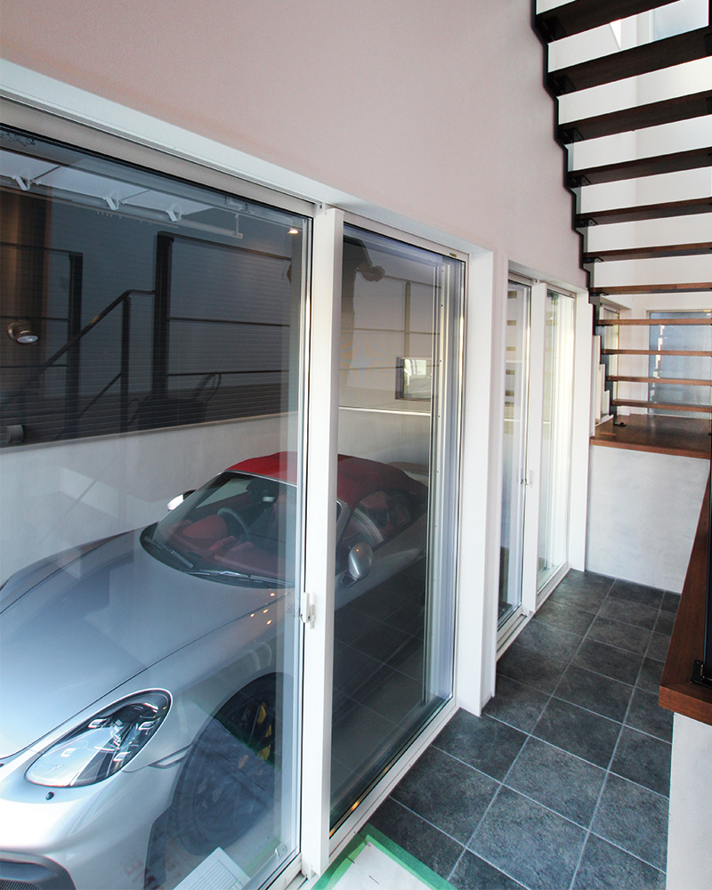 三角変形地で叶える、ガレージで愛車が楽しめる大人カッコイイ家