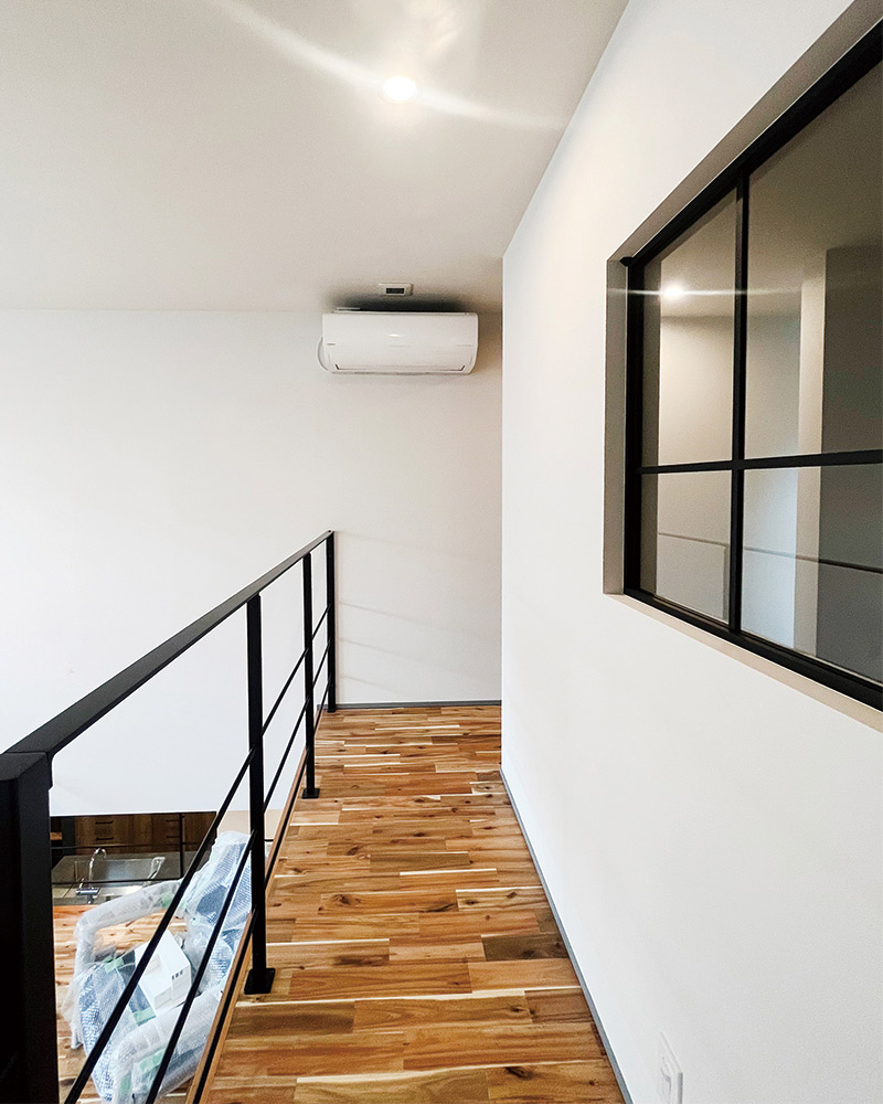 家事楽な回遊＆I字動線と充実した毎日を育める趣味空間が調和する開放的な吹抜けとスキップフロアがある極少開口部でも明るい家