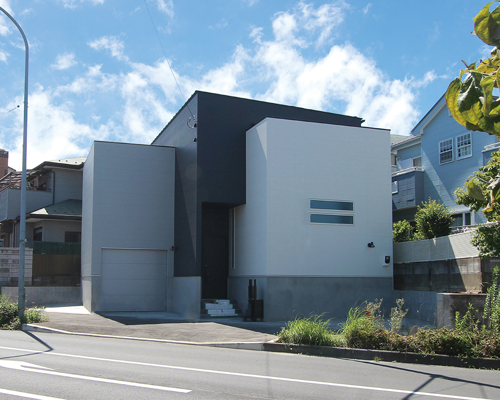 三角変形地で叶える、ガレージで愛車が楽しめる大人カッコイイ家