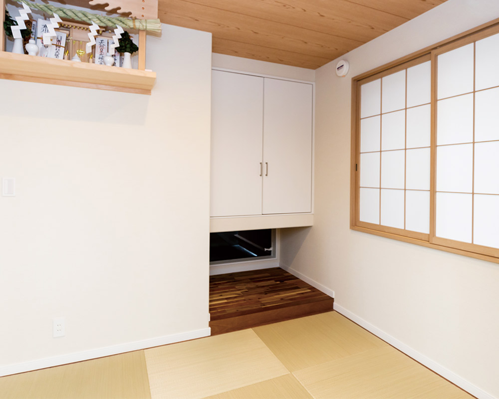 光溢れる吹抜け、こだわりの水槽や坪庭などで癒される家