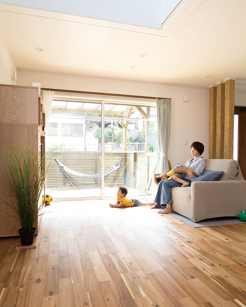 敷地条件を活かした、子どもたちが素足でのびのび走り回れる家