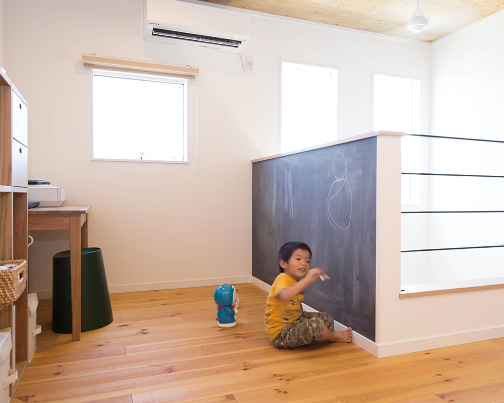 敷地条件を活かした、子どもたちが素足でのびのび走り回れる家