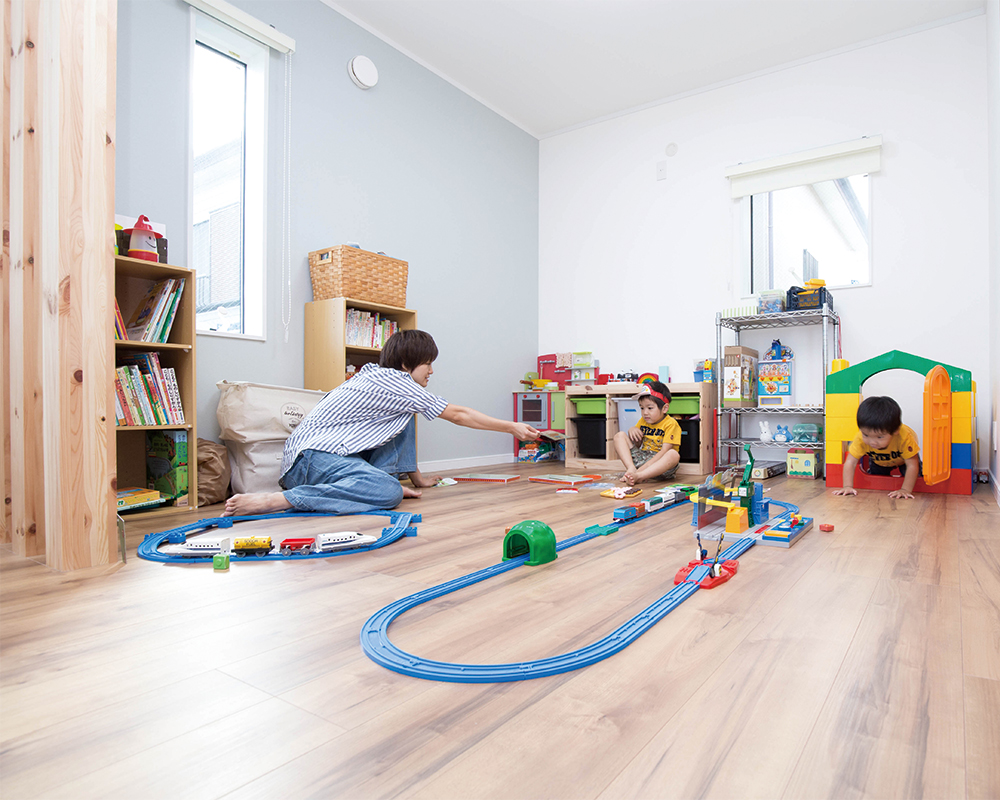 敷地条件を活かした、子どもたちが素足でのびのび走り回れる家