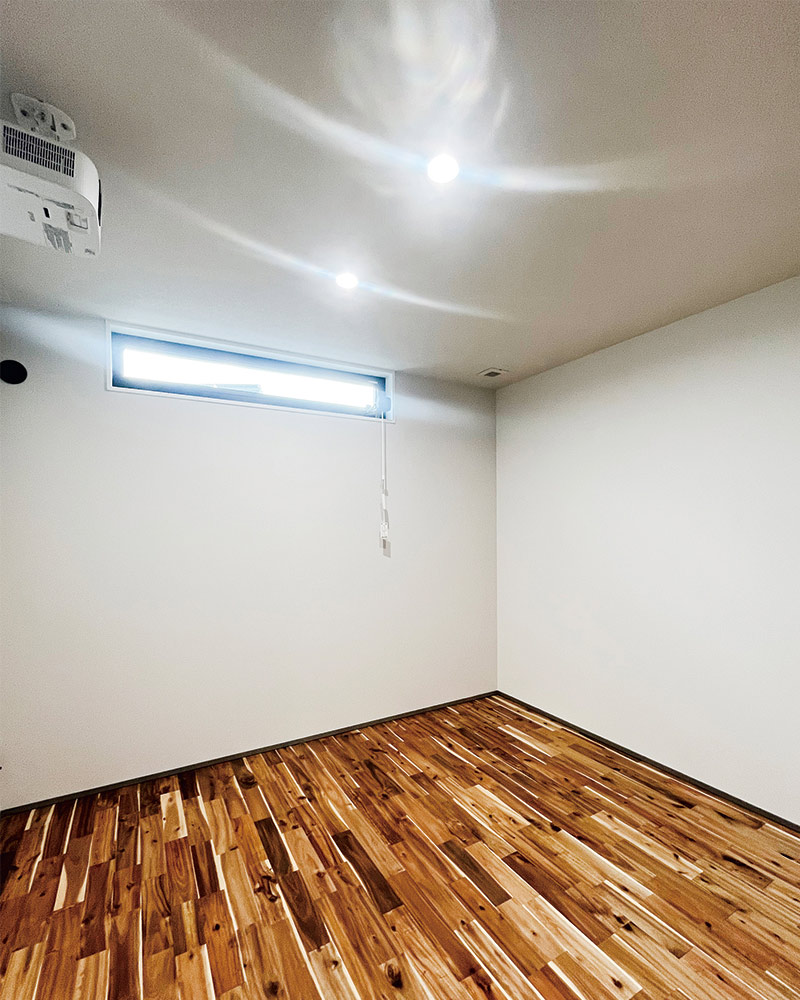 家事楽な回遊＆I字動線と充実した毎日を育める趣味空間が調和する開放的な吹抜けとスキップフロアがある極少開口部でも明るい家