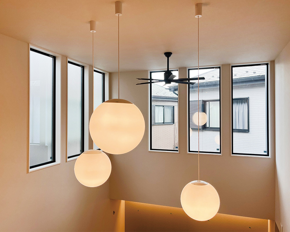 家事楽な回遊＆I字動線と充実した毎日を育める趣味空間が調和する開放的な吹抜けとスキップフロアがある極少開口部でも明るい家