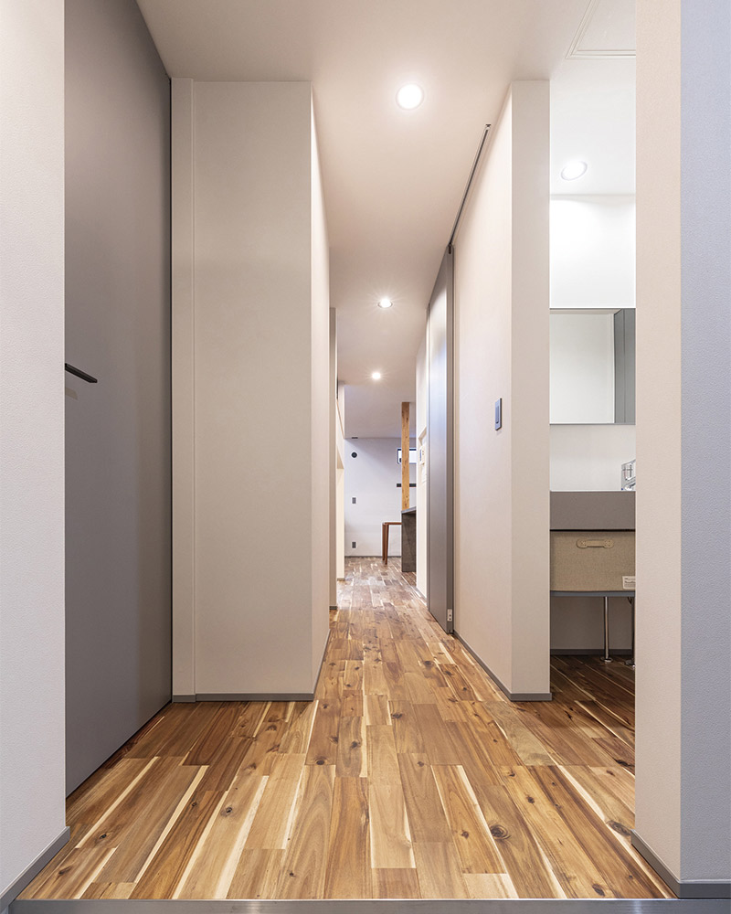 家事楽な回遊＆I字動線と充実した毎日を育める趣味空間が調和する開放的な吹抜けとスキップフロアがある極少開口部でも明るい家