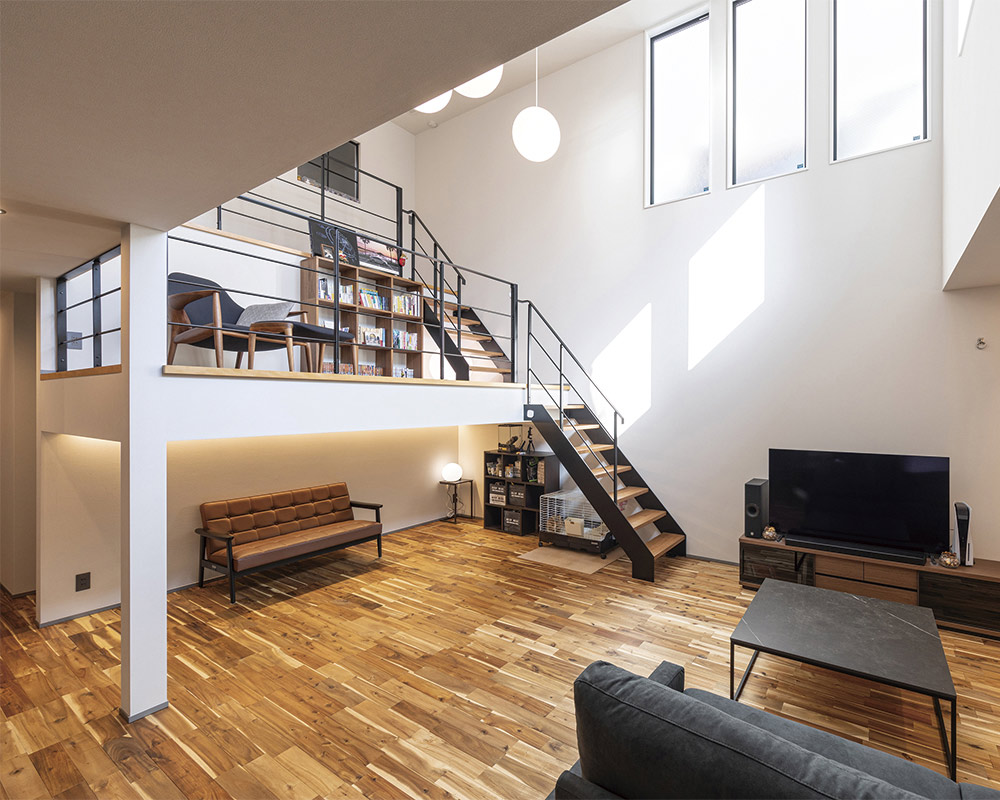 家事楽な回遊＆I字動線と充実した毎日を育める趣味空間が調和する開放的な吹抜けとスキップフロアがある極少開口部でも明るい家