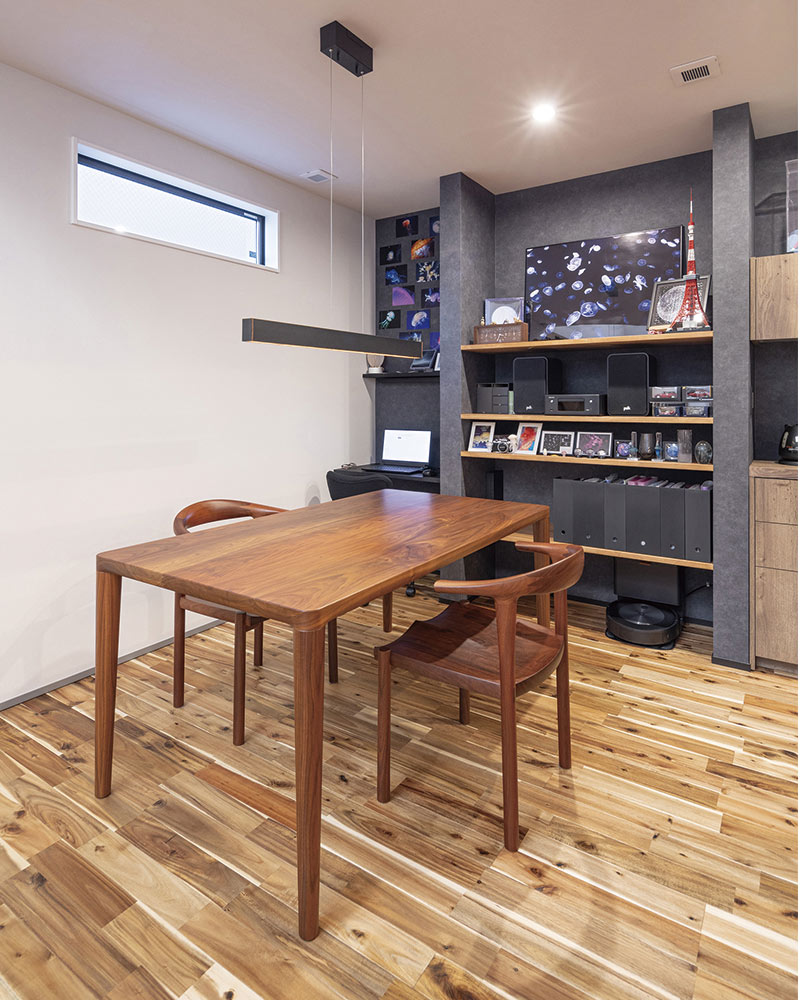 家事楽な回遊＆I字動線と充実した毎日を育める趣味空間が調和する開放的な吹抜けとスキップフロアがある極少開口部でも明るい家