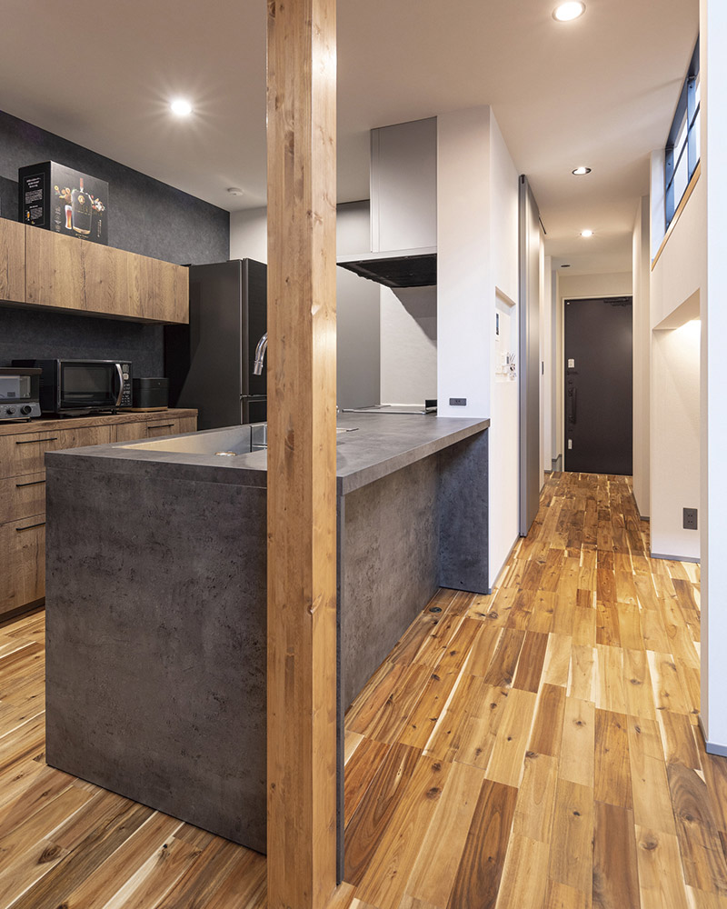 家事楽な回遊＆I字動線と充実した毎日を育める趣味空間が調和する開放的な吹抜けとスキップフロアがある極少開口部でも明るい家