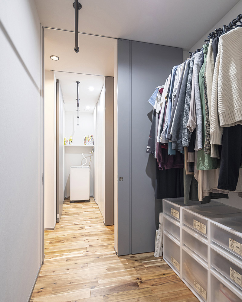 家事楽な回遊＆I字動線と充実した毎日を育める趣味空間が調和する開放的な吹抜けとスキップフロアがある極少開口部でも明るい家