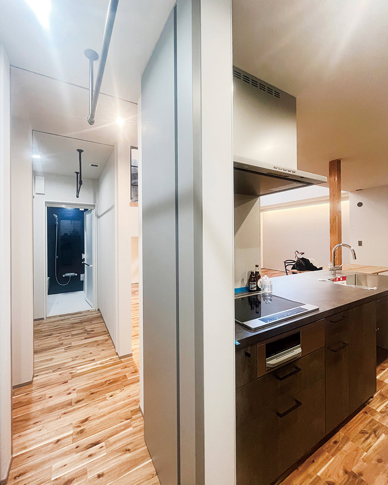 家事楽な回遊＆I字動線と充実した毎日を育める趣味空間が調和する開放的な吹抜けとスキップフロアがある極少開口部でも明るい家