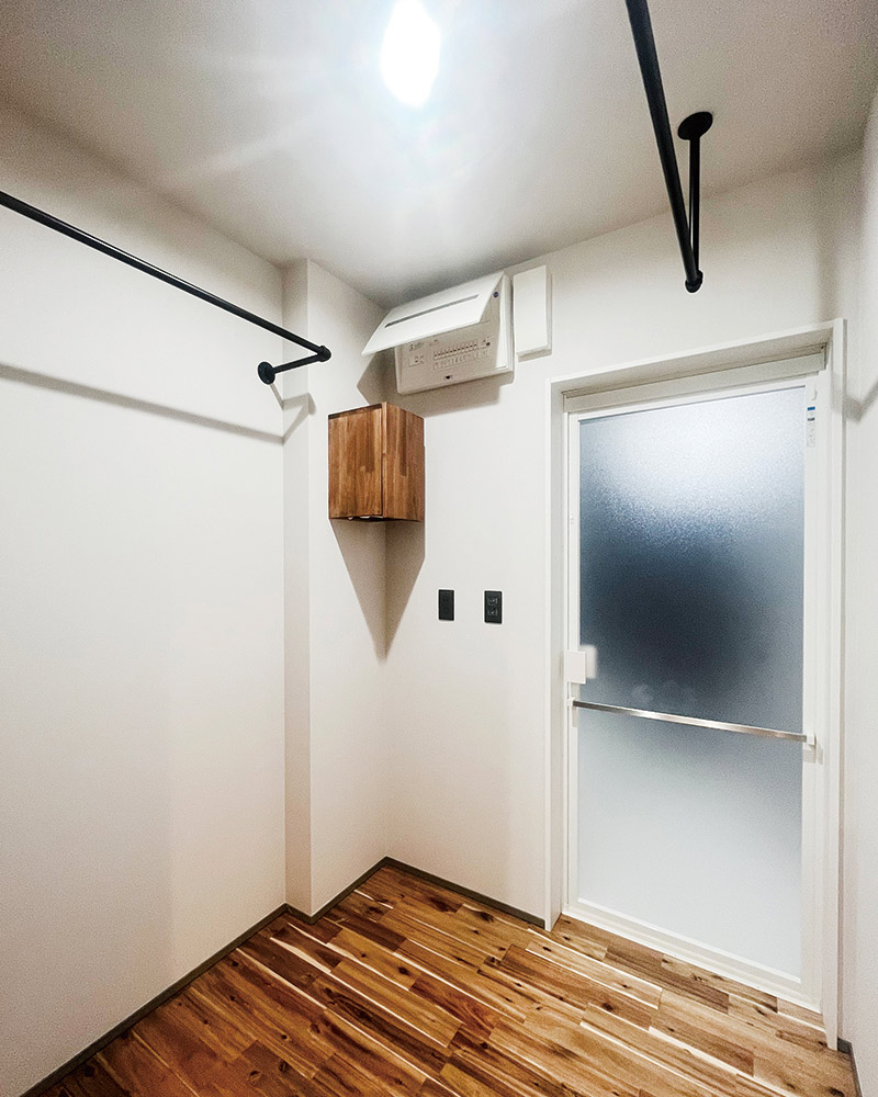 家事楽な回遊＆I字動線と充実した毎日を育める趣味空間が調和する開放的な吹抜けとスキップフロアがある極少開口部でも明るい家