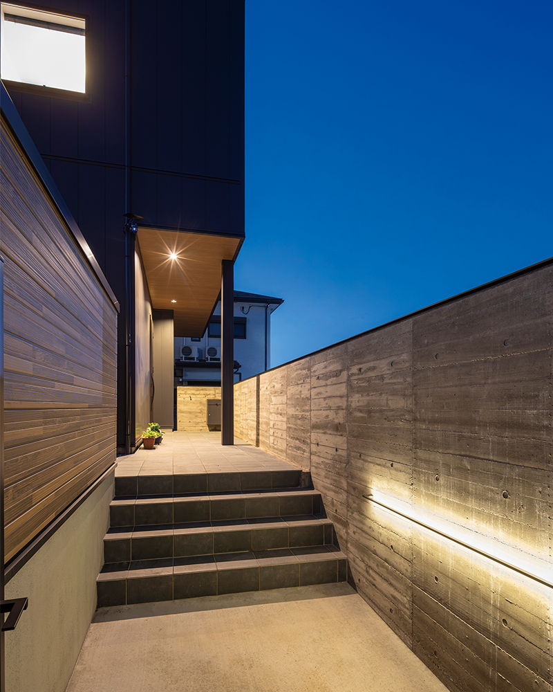 純白の螺旋階段が美しい。人・物・事が繋がる中間領域を楽しむ、おうち時間にどっぷり浸れる家