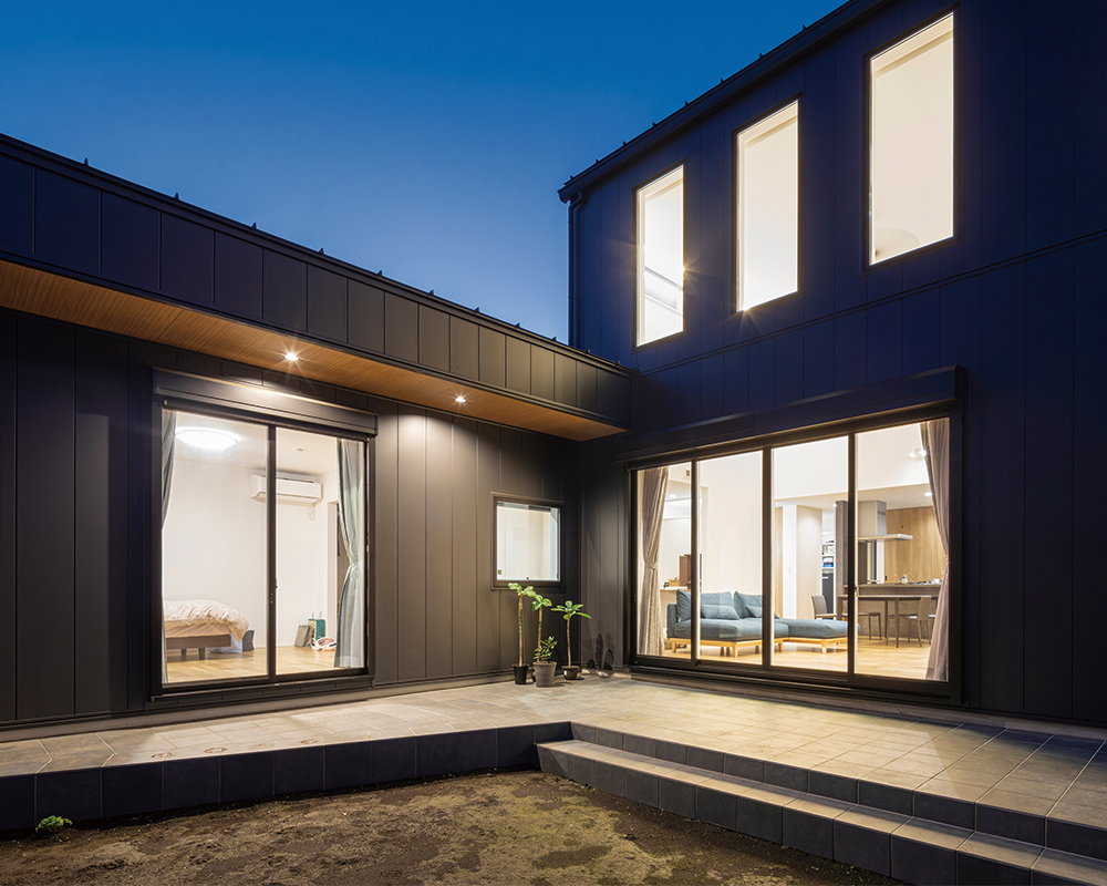 純白の螺旋階段が美しい。人・物・事が繋がる中間領域を楽しむ、おうち時間にどっぷり浸れる家