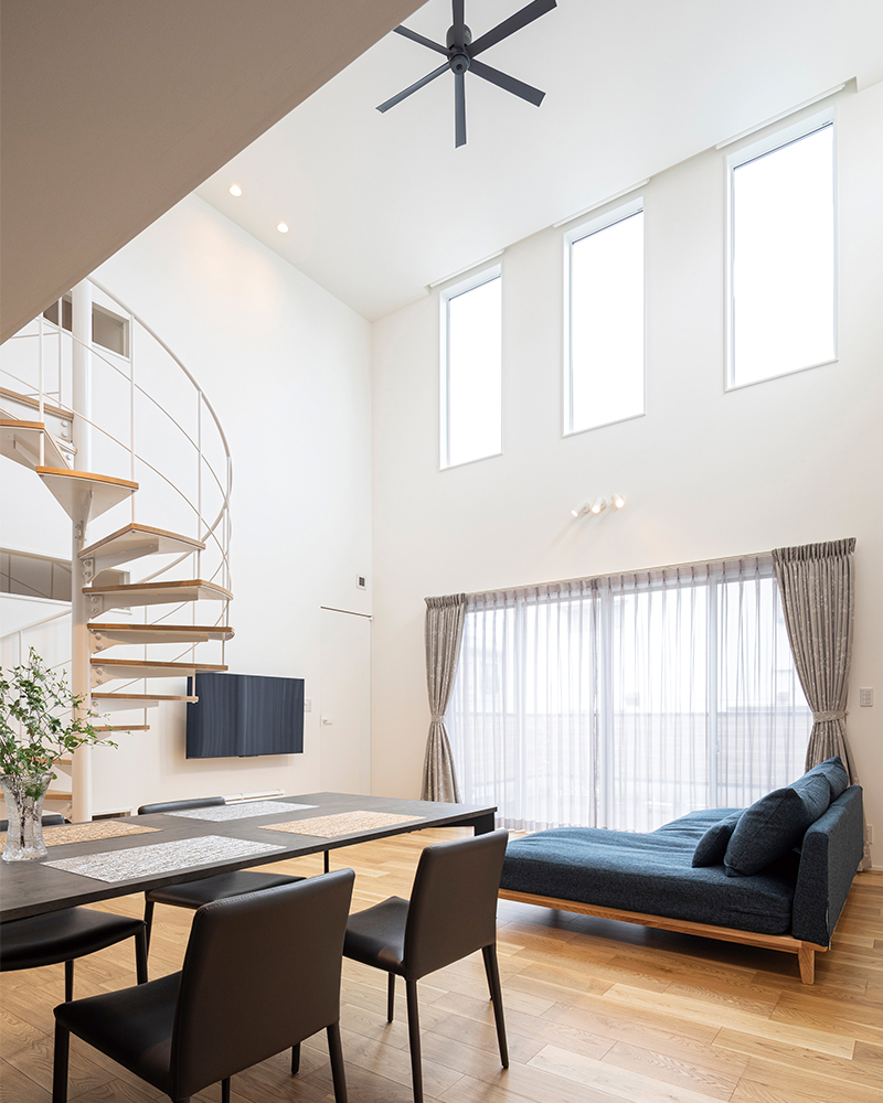 純白の螺旋階段が美しい。人・物・事が繋がる中間領域を楽しむ、おうち時間にどっぷり浸れる家