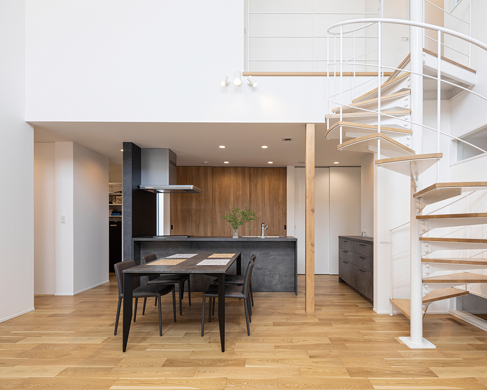 純白の螺旋階段が美しい。人・物・事が繋がる中間領域を楽しむ、おうち時間にどっぷり浸れる家