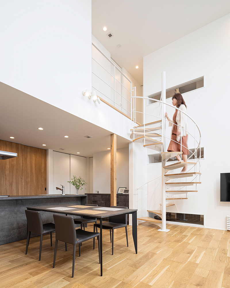 純白の螺旋階段が美しい。人・物・事が繋がる中間領域を楽しむ、おうち時間にどっぷり浸れる家