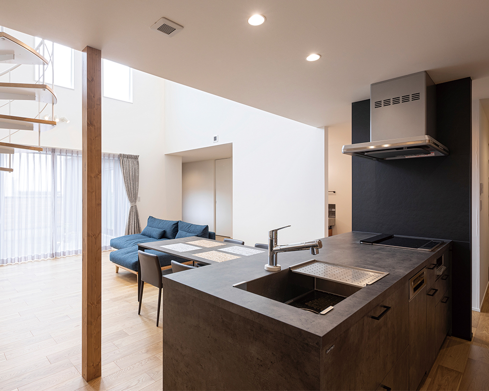 純白の螺旋階段が美しい。人・物・事が繋がる中間領域を楽しむ、おうち時間にどっぷり浸れる家