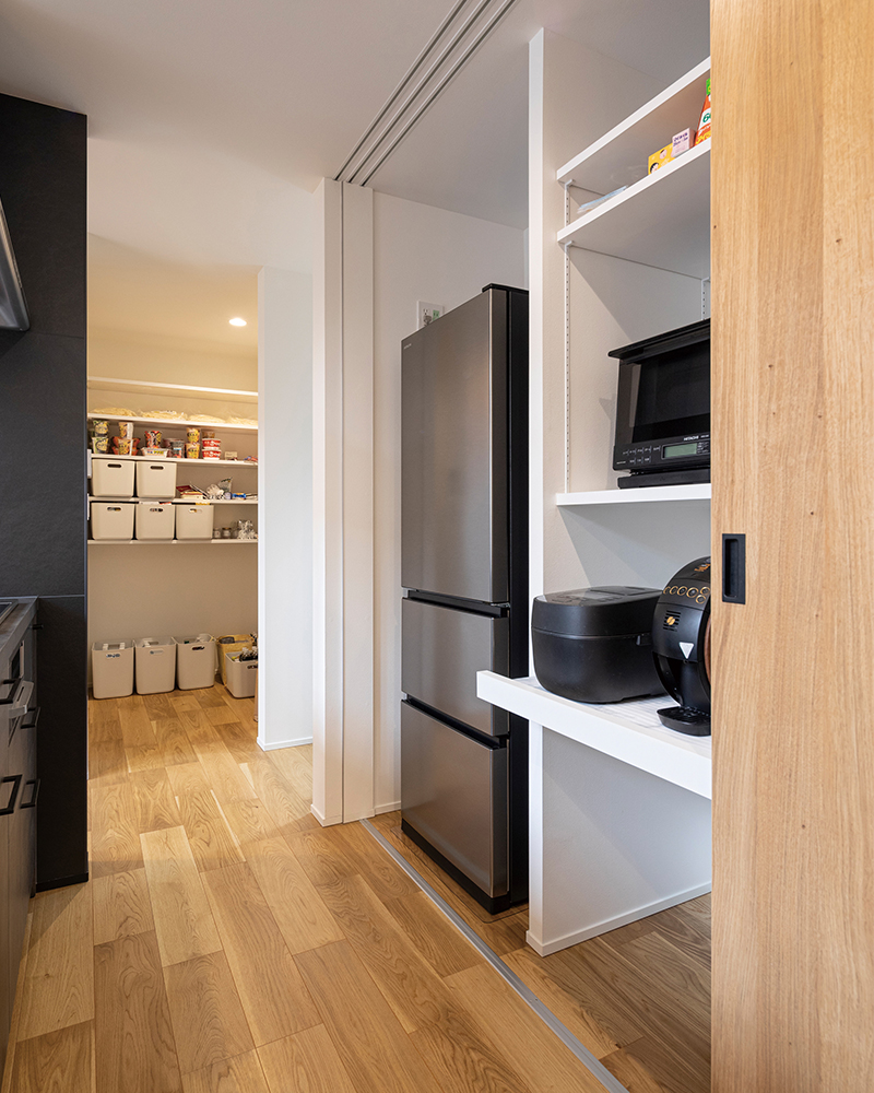 純白の螺旋階段が美しい。人・物・事が繋がる中間領域を楽しむ、おうち時間にどっぷり浸れる家