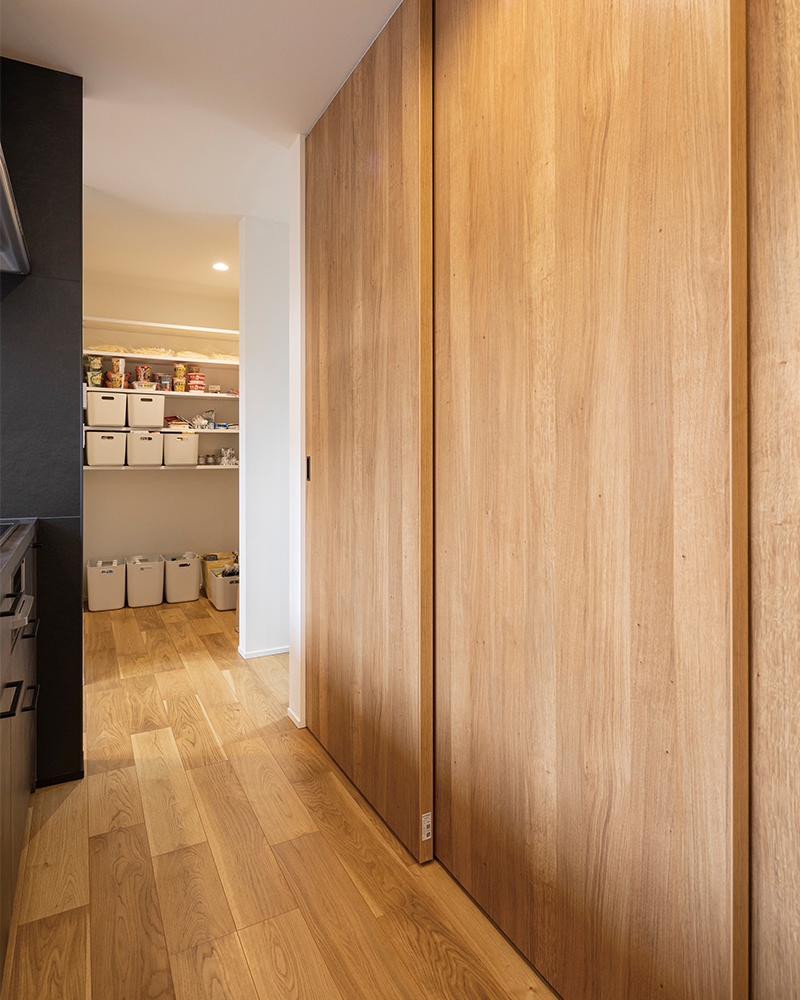 純白の螺旋階段が美しい。人・物・事が繋がる中間領域を楽しむ、おうち時間にどっぷり浸れる家