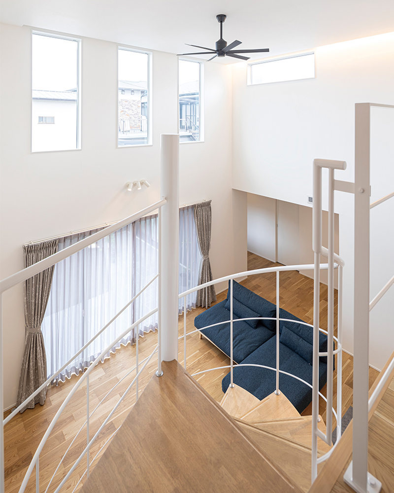 純白の螺旋階段が美しい。人・物・事が繋がる中間領域を楽しむ、おうち時間にどっぷり浸れる家