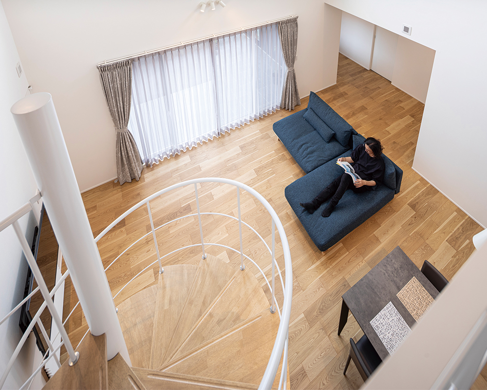 純白の螺旋階段が美しい。人・物・事が繋がる中間領域を楽しむ、おうち時間にどっぷり浸れる家