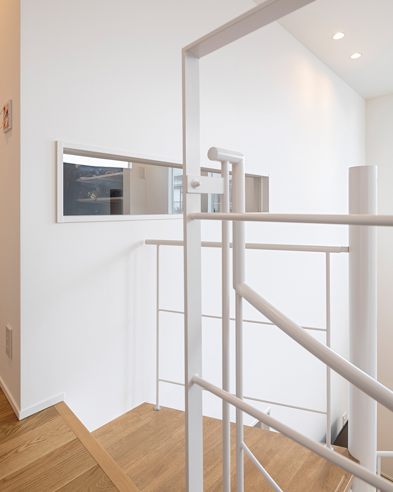純白の螺旋階段が美しい。人・物・事が繋がる中間領域を楽しむ、おうち時間にどっぷり浸れる家