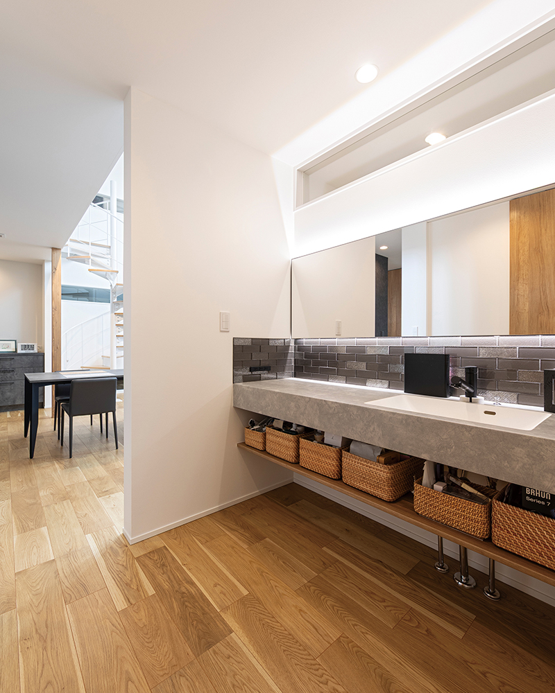 純白の螺旋階段が美しい。人・物・事が繋がる中間領域を楽しむ、おうち時間にどっぷり浸れる家