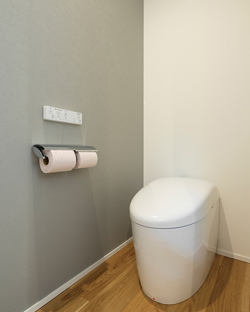 純白の螺旋階段が美しい。人・物・事が繋がる中間領域を楽しむ、おうち時間にどっぷり浸れる家