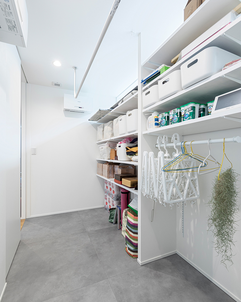 純白の螺旋階段が美しい。人・物・事が繋がる中間領域を楽しむ、おうち時間にどっぷり浸れる家