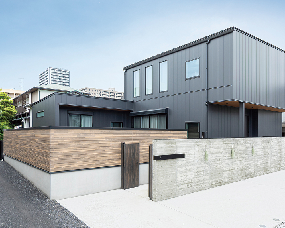 純白の螺旋階段が美しい。人・物・事が繋がる中間領域を楽しむ、おうち時間にどっぷり浸れる家