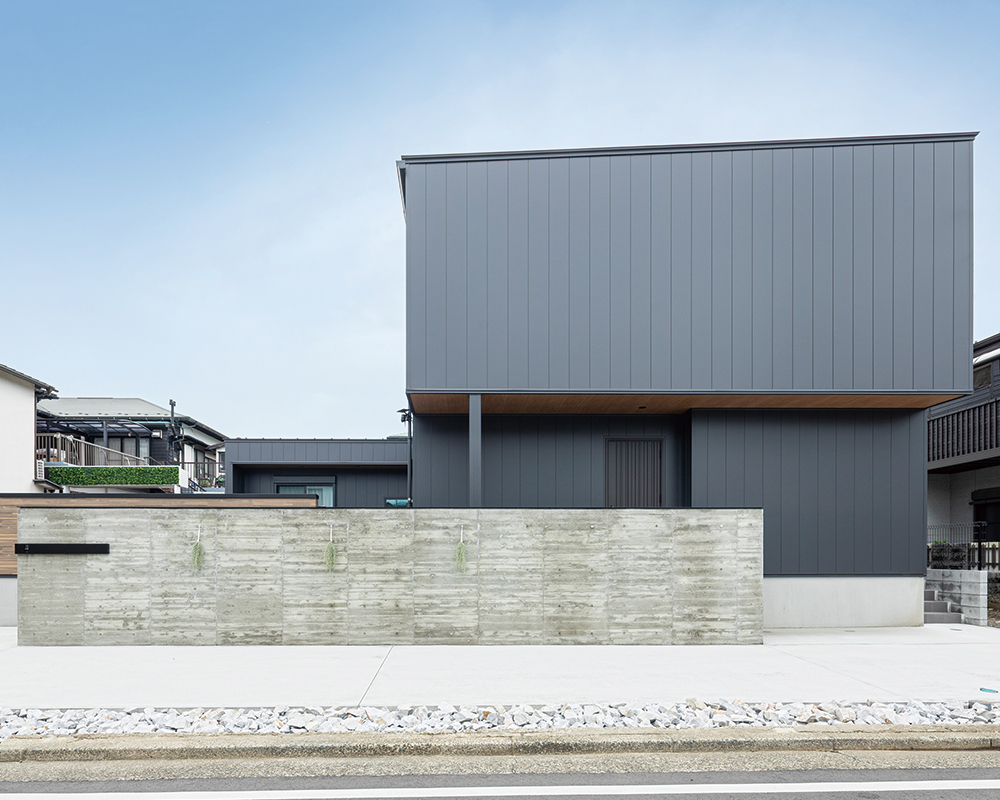 純白の螺旋階段が美しい。人・物・事が繋がる中間領域を楽しむ、おうち時間にどっぷり浸れる家