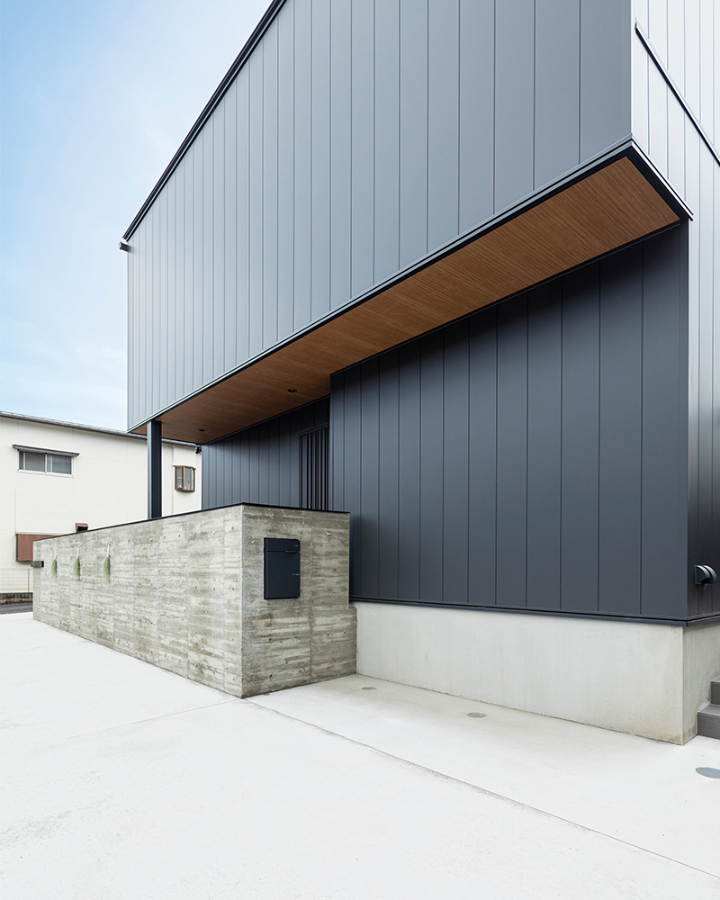 純白の螺旋階段が美しい。人・物・事が繋がる中間領域を楽しむ、おうち時間にどっぷり浸れる家