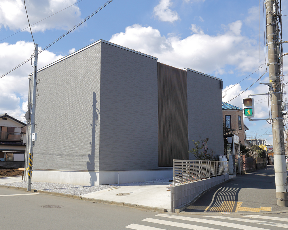 中庭と吹き抜けで開放的で明るく、高気密で静かなお家