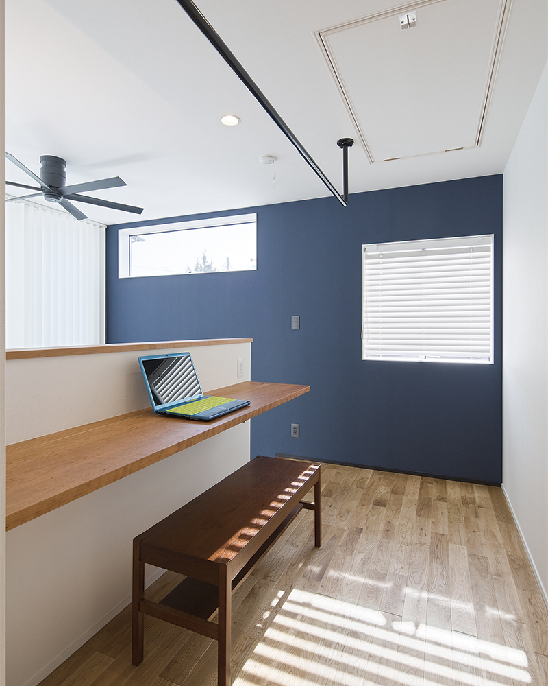 自然光あふれるリビング、シックでかっこいい家