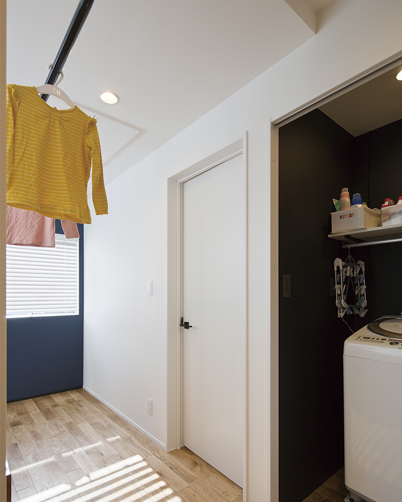 自然光あふれるリビング、シックでかっこいい家