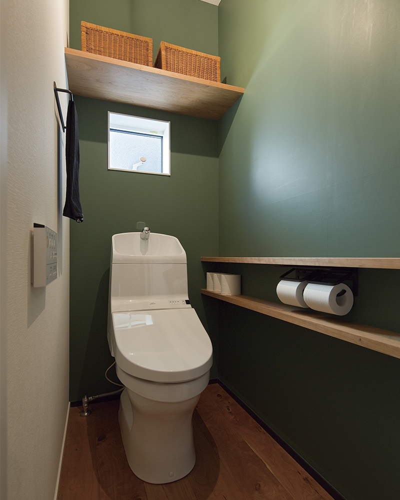 自然光あふれるリビング、シックでかっこいい家