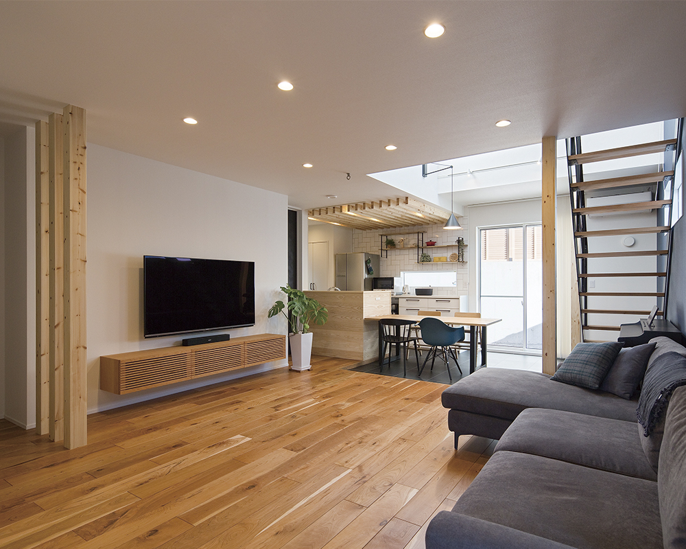 自然光あふれるリビング、シックでかっこいい家