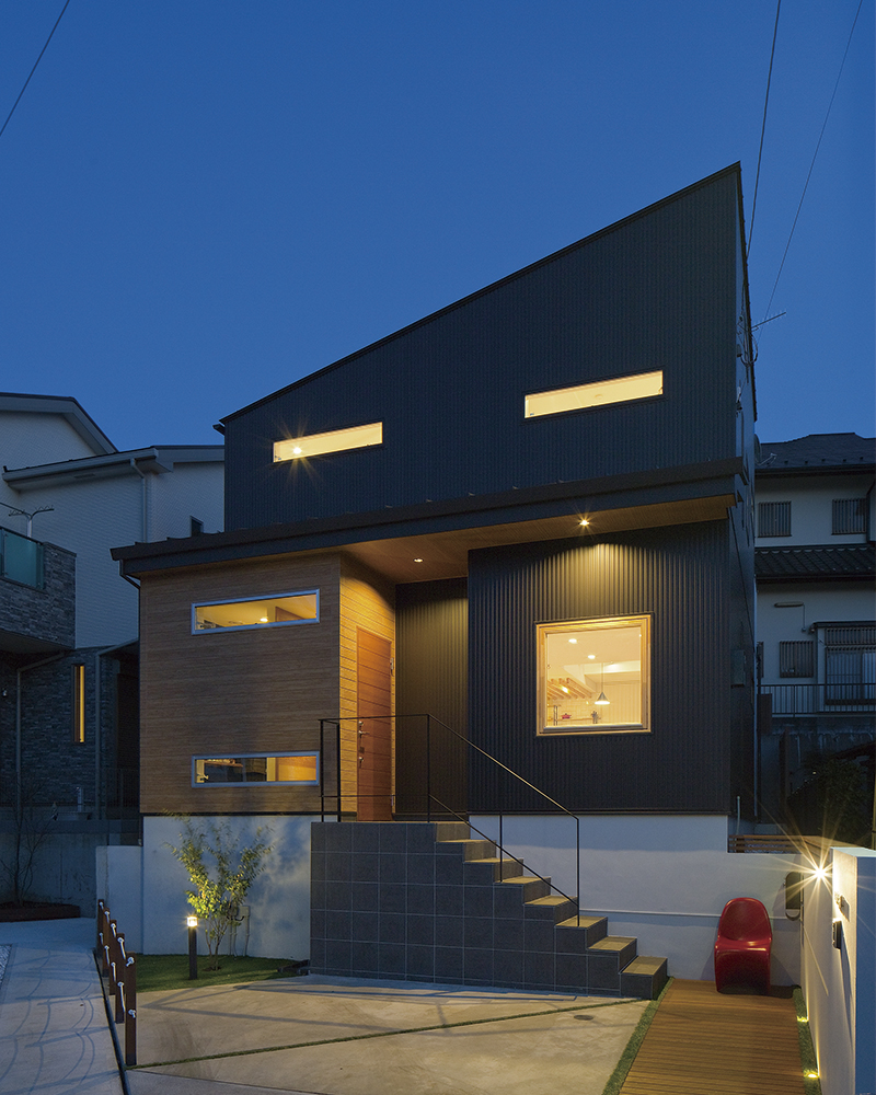 自然光あふれるリビング、シックでかっこいい家