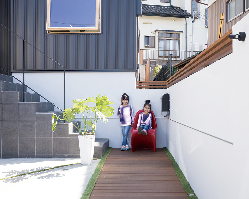 自然光あふれるリビング、シックでかっこいい家