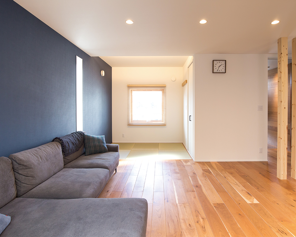 自然光あふれるリビング、シックでかっこいい家