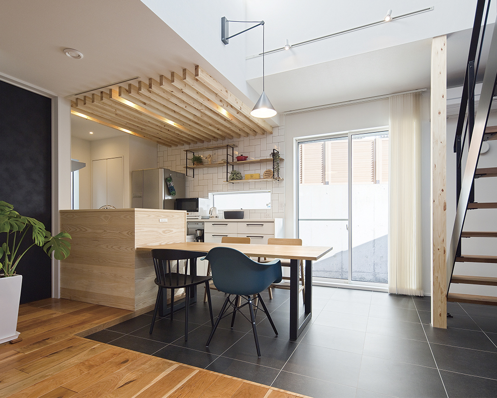 自然光あふれるリビング、シックでかっこいい家