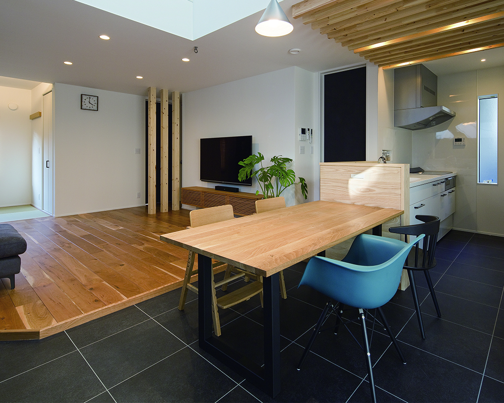 自然光あふれるリビング、シックでかっこいい家