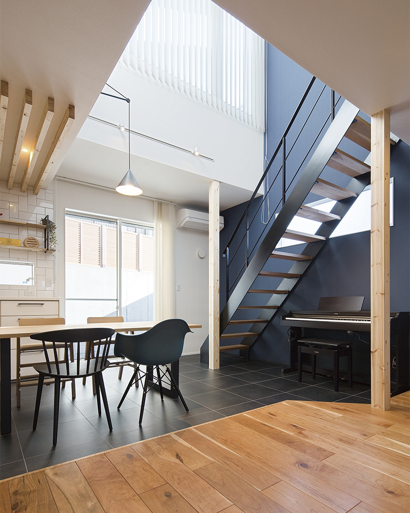 自然光あふれるリビング、シックでかっこいい家