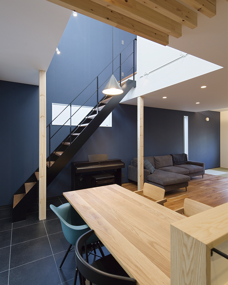 自然光あふれるリビング、シックでかっこいい家