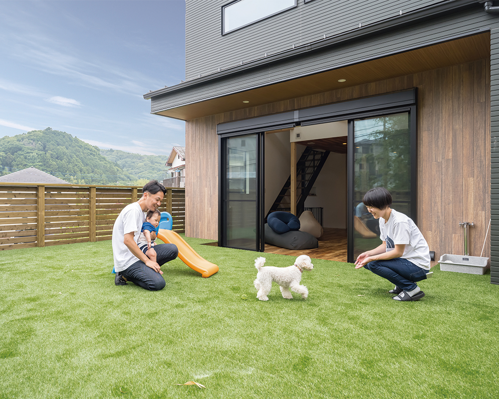 リビングとつながるウッドデッキ