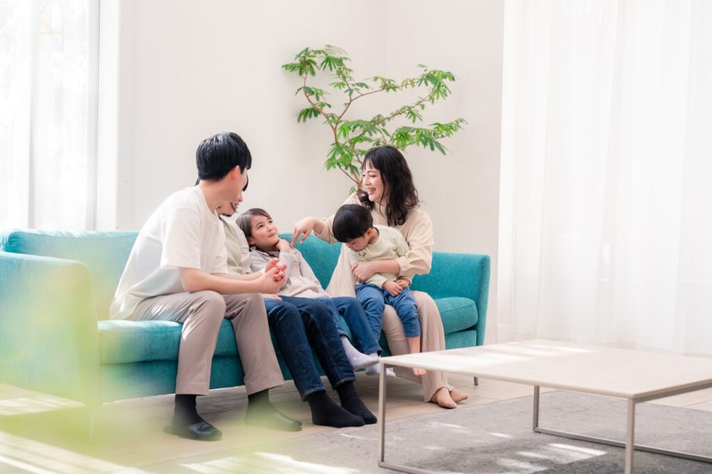 暖かい家でリラックスする家族