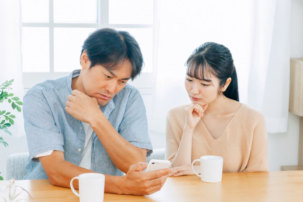 スマホを見て疑問に思う夫婦