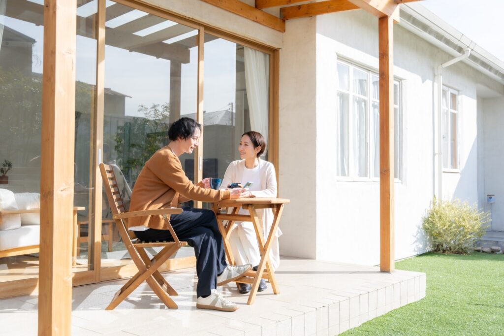 庭でお茶をする夫婦