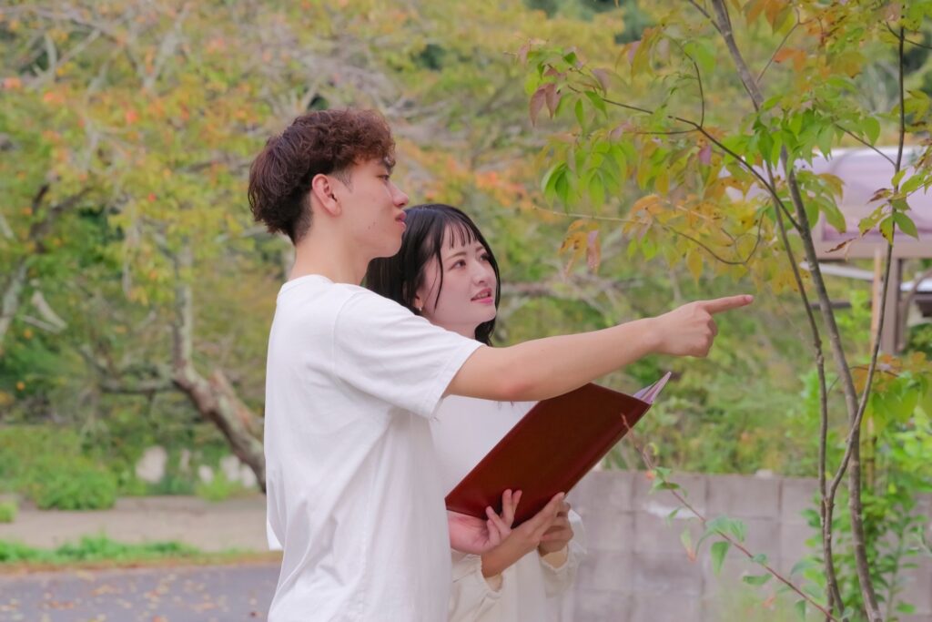 土地探しをする夫婦